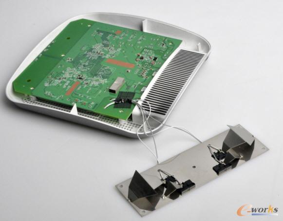 內(nèi)置兩根5dBi反向SMA連接器